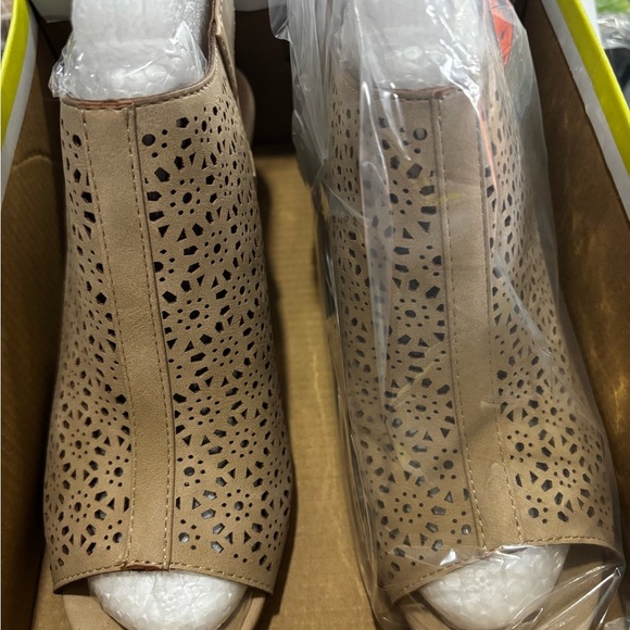 Elect Caged Geometric Laser Cut Out Peep Toe Slingback Chunky Stacked Heel - Picture 3 of 5